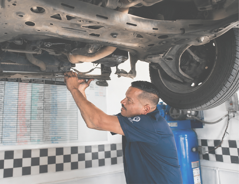 Técnico de Arcano realizando servicio automotriz